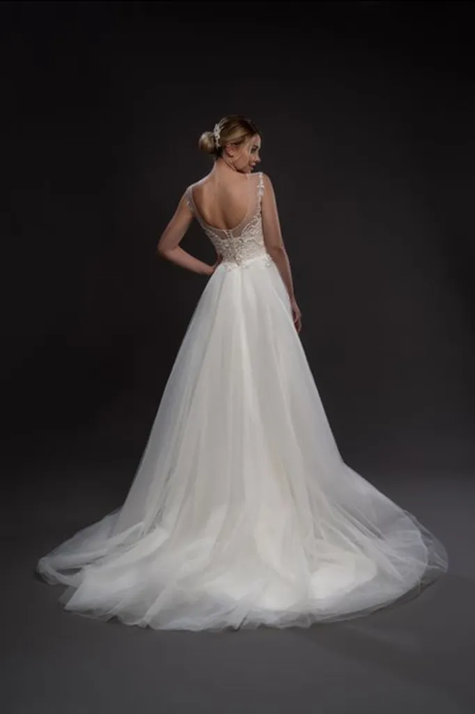 ---A true masterpiece this simple and romantic wedding dress, this dress model has class to spare! V-neck bustier--