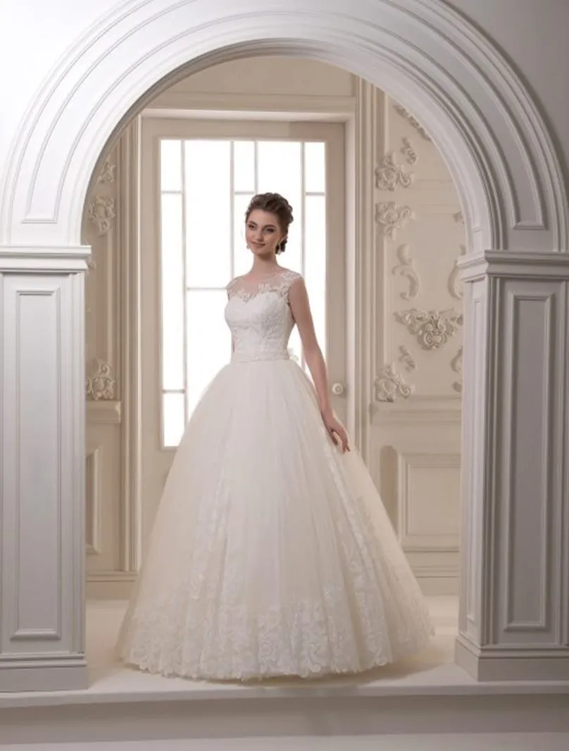 ---Alfafar – Princess-style bespoke wedding dress, made of tulle and satin with a tight bodice entirely embroidered in lace--