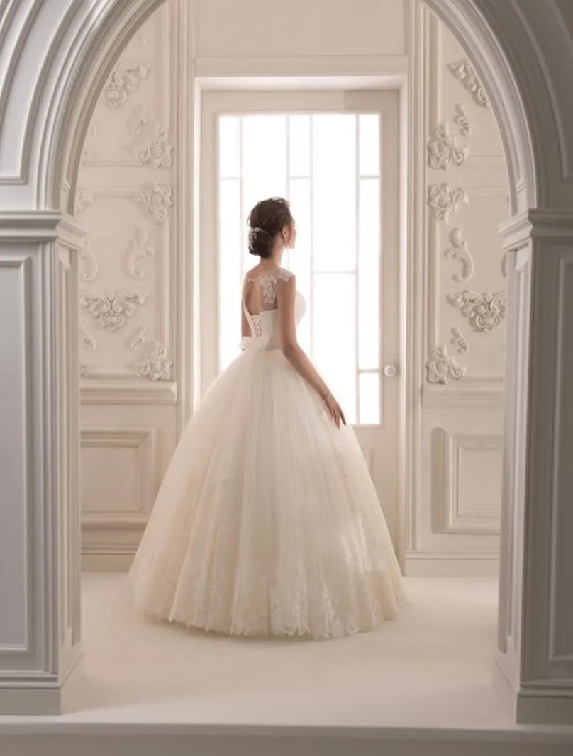 ---Alfafar – Princess-style bespoke wedding dress, made of tulle and satin with a tight bodice entirely embroidered in lace--