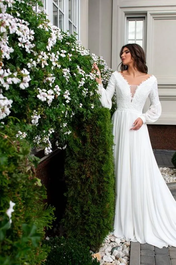 ---Elegant 2022 wedding dress with slipped silhouette and boho chic style that combines tradition and glamor--