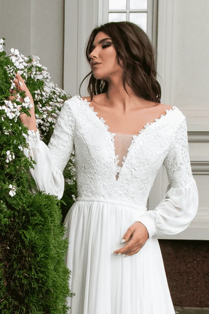 ---Elegant 2022 wedding dress with slipped silhouette and boho chic style that combines tradition and glamor--