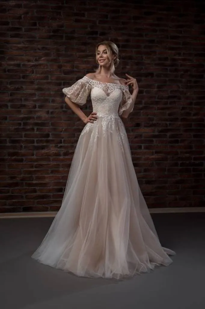 ---Pure romance for this wedding dress made of tulle with a fully hand-embroidered bodice with a humeral effect and half puff sl