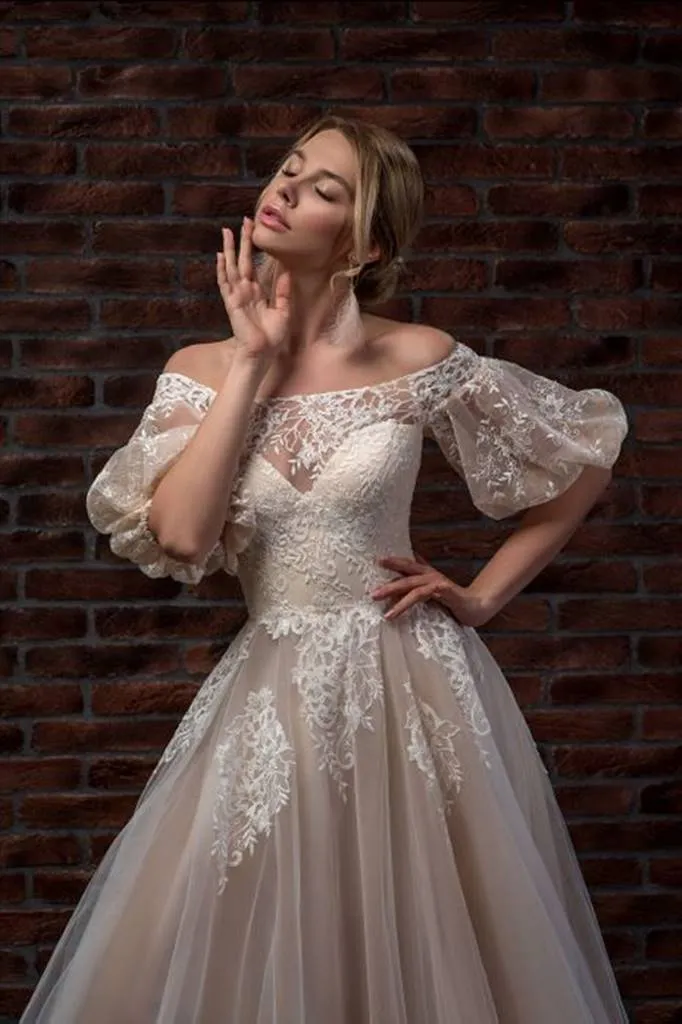 ---Pure romance for this wedding dress made of tulle with a fully hand-embroidered bodice with a humeral effect and half puff sl