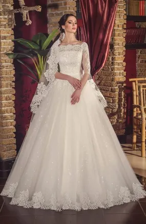 ---Sparkling wedding dress made of tulle and satin totally decorated with lace and beads and lots of lights--