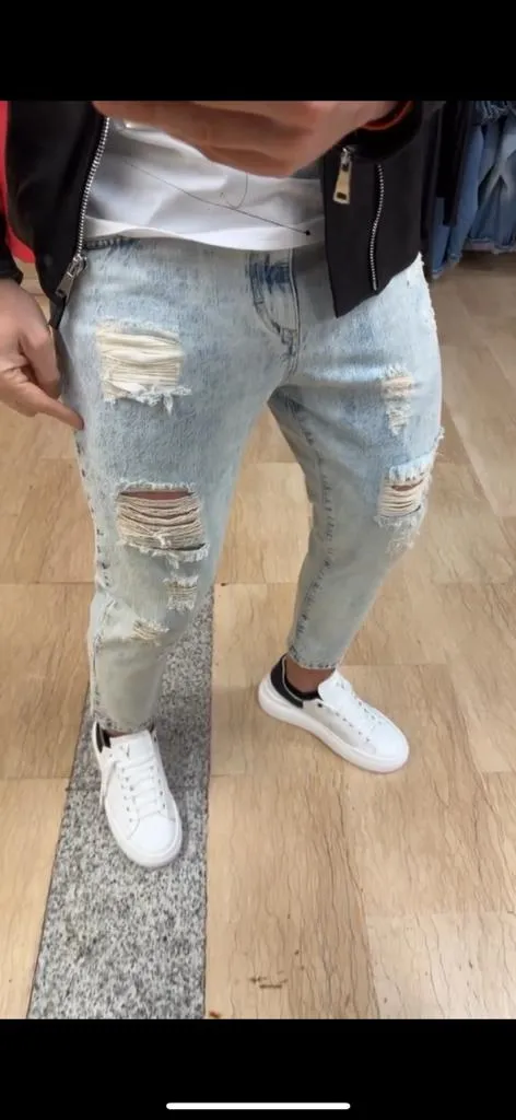 Jeans BERNA 100% Cotone, NON elasticizzato, con rotture lungo tutta l’estensione del capo, leggermente più corto di