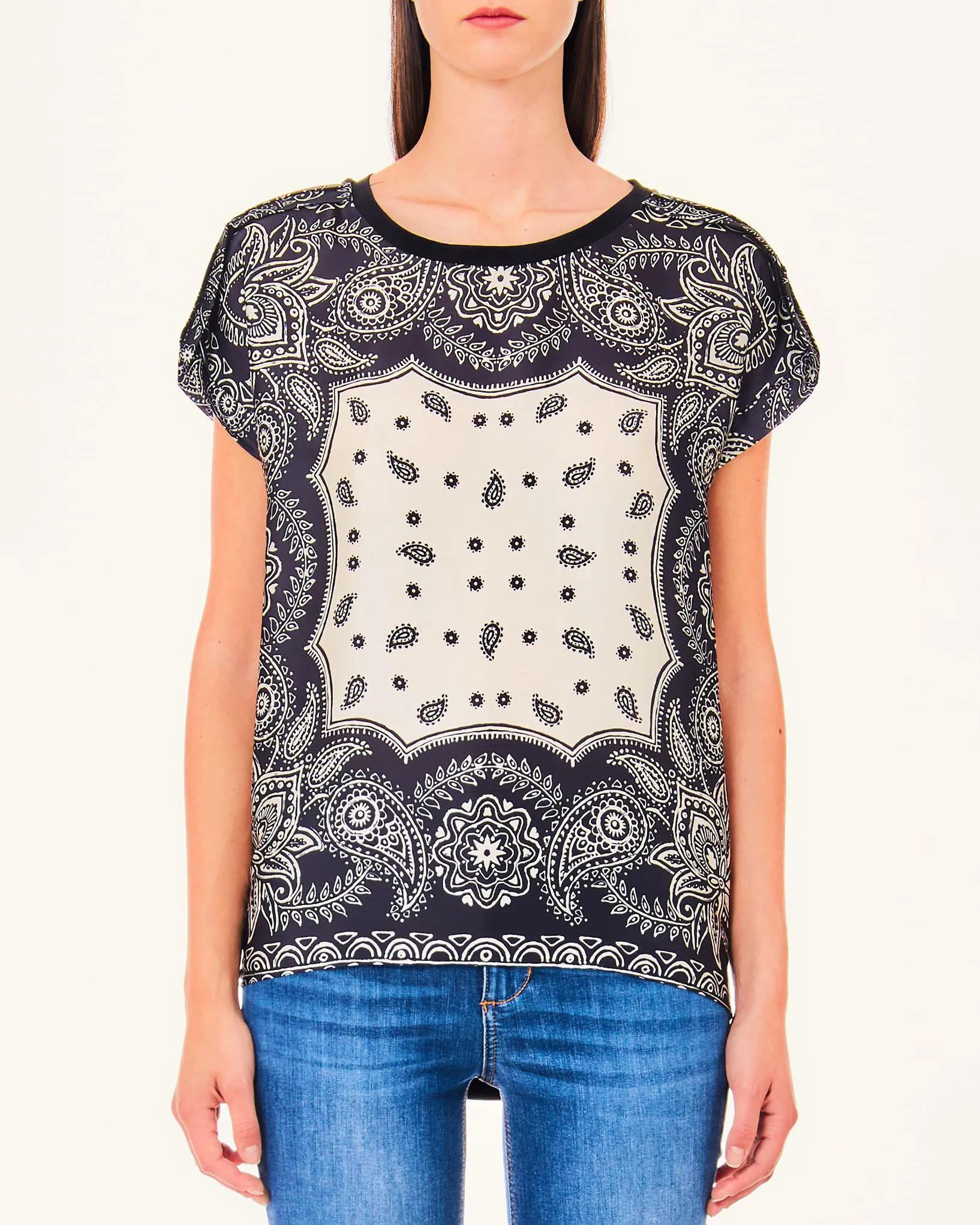 T-shirt a fantasia paisley nera e avorio con schiena in jersey